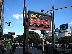 Entrada a la estación Carlos Pellegrini de la Línea B con la vieja fachada.