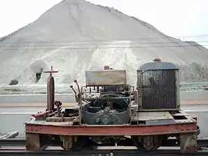 Simplex de 20 cv a modo de monumento sobre el puente antiguo del ferrocarril en "KM 5"