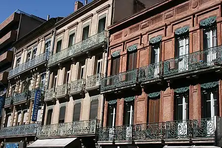 Ladrillos rojos y ocres, rue Bayard en Toulouse.