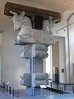 Capitel con toro del Apadana del Palacio de Dario en Susa, ahora en el Louvre