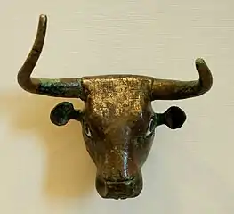 Cabeza de toro en cobre, madreperla y lapislázuli procedente de Ngirsu (III milenio a. C.).