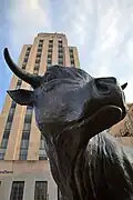 Estatua del "Toro de Durham" frente al Hill Building