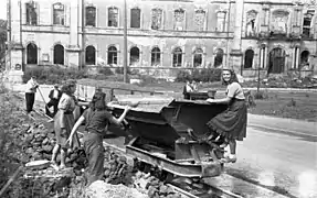El edificio en ruinas, c. 1946-1947.