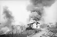 Des maisons explosant ou en train de brûler.