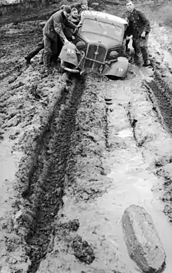 Soldados de la Wehrmacht con su coche en el lodo, octubre de 1941.