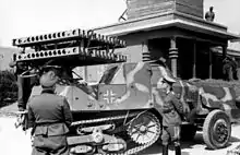 Demostración de un 8 cm Rakaten-Vielfachwerfer de 24 cohetes montado sobre un semioruga blindado Somua MCG en Riva Bella, norte de Francia, el 30 de mayo de 1944.