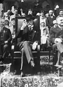 Masaryk presidiendo las celebraciones gimnásticas de las asociaciones Sokol en 1932.