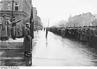 Joseph Goebbels comandando tropas del Volkssturm en Berlín, noviembre de 1944.