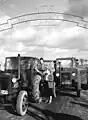 Tractoristas en la puerta del MTS Deutsch-Sowjetische Freundschaft en Eichstädt (Brandemburgo), 1954.