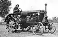 La tractorista Franziska Küster en un tractor de la MAS de Rehfelde (Brandemburgo), 1949.