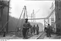 Prisioneros en la construcción del submarino en el refugio para submarinos de Valentin, Bremen, 1944.