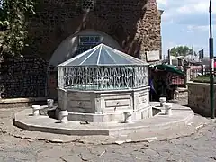 Fuente de ablución en el patio