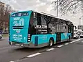 Un bus en la Plaza del Emperador Carlos V