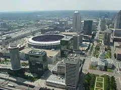 Vista del viejo Busch Stadium desde la plaza del observatorio.