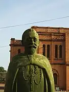 Escultura de Joanny Thevenoud frente a la catedral