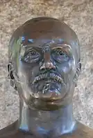 Busto de 'Allan Kardec en la sepultura del profesor en el cementerio del Père-Lachaise.