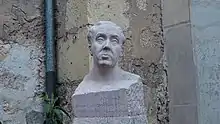 Primer plano del busto en piedra del poeta Antonio Machado