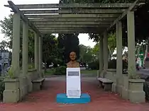 Busto del Gral. Juan Domingo Perón y glorieta, frente al busto anterior.