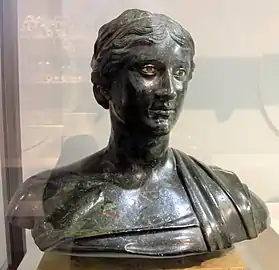 Busto femenino con himatión hallado en el peristilo rectangular identificado con una poetisa, probablemente Safo según el original de Silanion de 350 a. C.