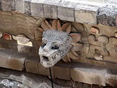 Busto en piedra de Quetzalcóatl, abundantemente repetido en el templo de Teotihuacan.