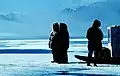 Inuit en el mar frente a isla Bylot