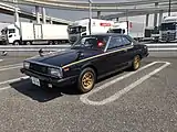 C211 Nisan Skyline 2000 GT-EX de capota dura. Réplica de la versión Seibu Keisatsu.