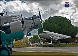 Detalle de la proa del CASA 352. Al fondo puede verse un Douglas C-47 (T.3).