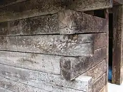 Detalle de caseta construida con traviesas de tren. Cercedilla. España.