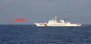 El BRP Sierra Madre en 2023 junto a un buque de la Guardia Costera de China.