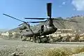 Un helicóptero CH-47 Chinook engancha un M777 para cargar con eslinga .