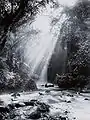 Rayos crepusculares en el Salto Dago cerca de Bandung, 1920-1932.