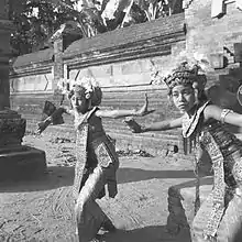 Dos bailarines legong en Bali. 1953.