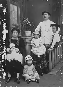 Retrato de estudio de la familia Engelenburg, Banyuwangi (1919)