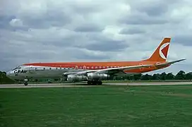 Douglas DC-8-55CF-Jet en el aeropuerto Gatwick en Londres (1977)