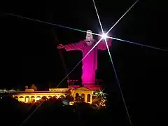 La estatua iluminada de noche.