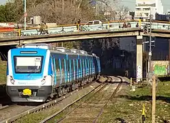 Formación saliendo de la estación Colegiales.