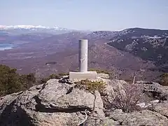 Vértice geodésico de primer orden situado en la cumbre.