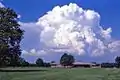 Cumulus congestus sobre Museo Cahokia Mounds en Collinsville, Illinois.