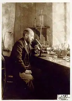 Ramón y Cajal, Autorretrato mirando un microscopio