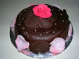 Pastel de chocolate con rosas.