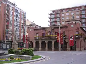 Ayuntamiento y estatua a Quintiliano.