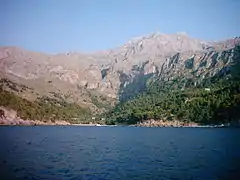 Cala Tuent desde el mar, con el Puig Major al fondo.