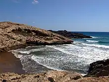 Cala dorada en el sector oriental del parque.