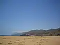 Playa de Calblanque y, al fondo, el Monte de las Cenizas.