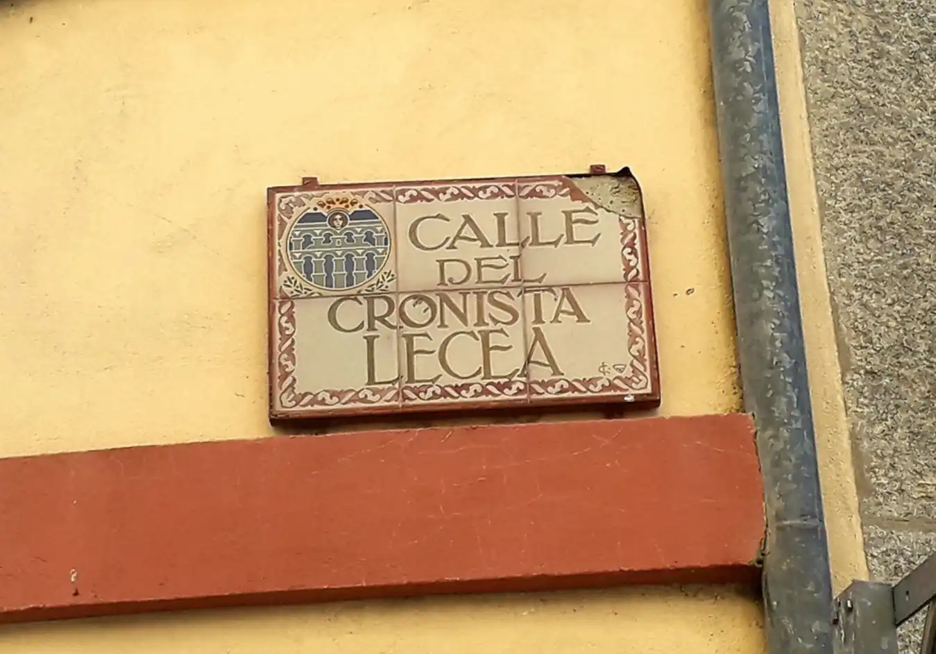 Calle en su honor en Segovia, desembocando en la Plaza Mayor