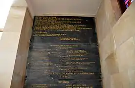 Placas evocadoras de los beneméritos de la construcción de la Capilla y del Calvario