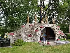 Calvario erigido por el sacerdote Maxime Masson en la cima del acantilado del cementerio de Sainte-Thècle.