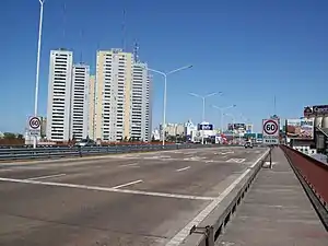 Vista desde la cabecera norte. A la izquierda se aprecian las Torres Pueyrredón