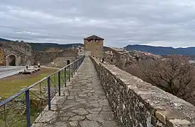 Camino de ronda orientado al sur. A la izquierda se encuentra una "navata" (almadía)