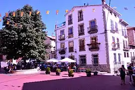 Paisaje urbano de Camarena de la Sierra (Teruel), con detalle del castaño de indias (Aesculus hippocastanum) en la plaza Mayor (2017).